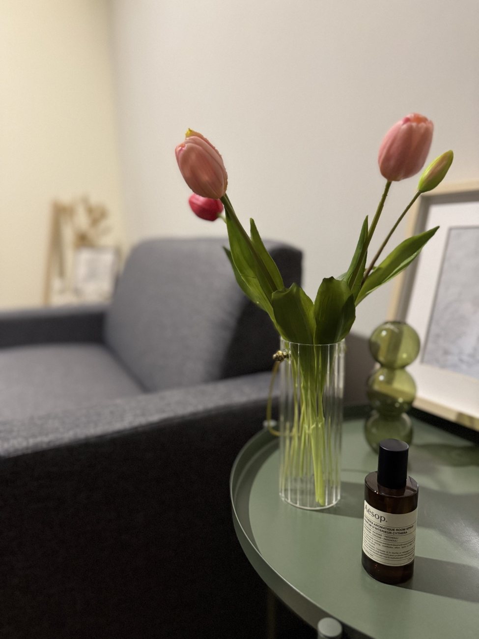 Tulips and calming decor in the counselling room